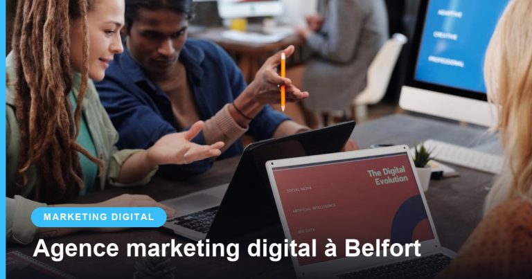 Équipe d'agence marketing échangeant autour d'ordinateurs portables