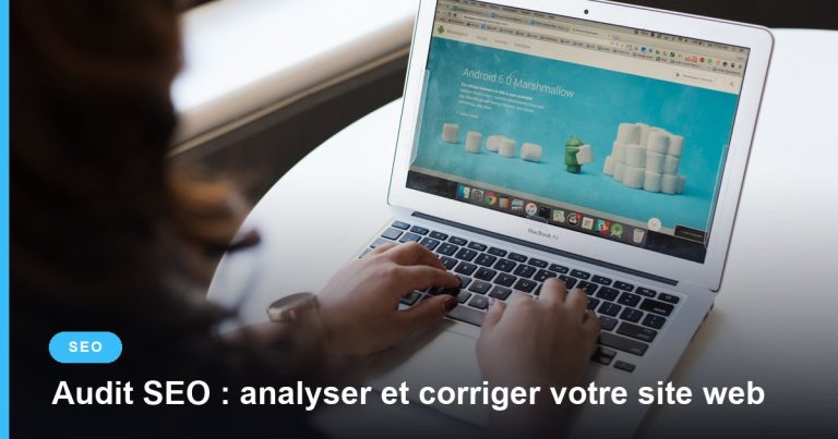 Femme travaillant sur un ordinateur portable ouvert sur une page web