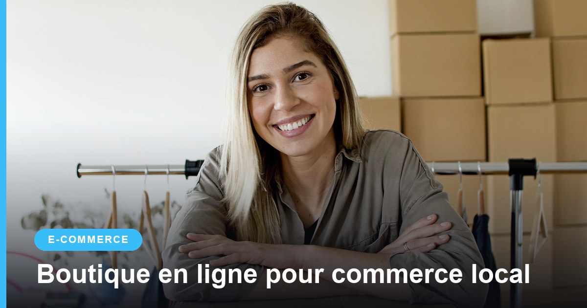 Commerçante souriante dans son atelier, entourée de colis de commandes en ligne