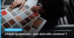 Designer consultant un nuancier de couleurs devant son ordinateur