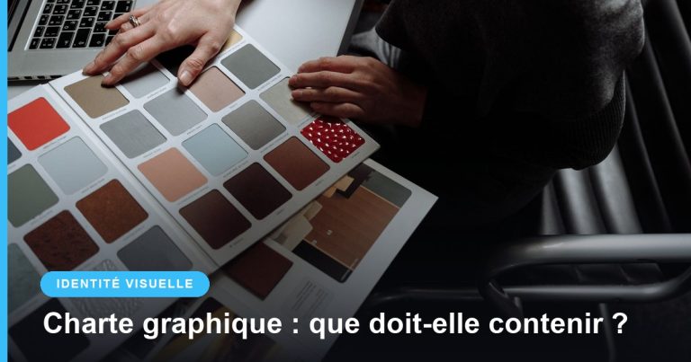 Designer consultant un nuancier de couleurs devant son ordinateur