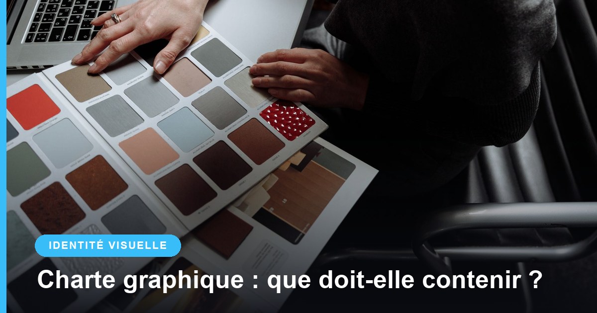 Designer consultant un nuancier de couleurs devant son ordinateur