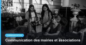 Habitants et bénévoles réunis dans une salle associative