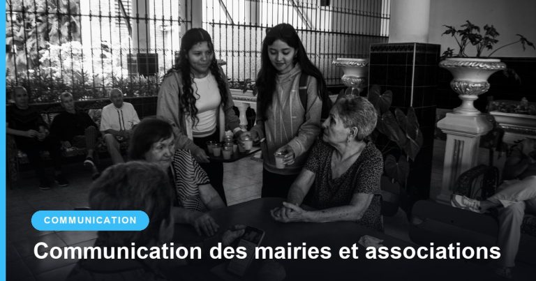 Habitants et bénévoles réunis dans une salle associative