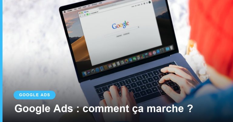 Mains tapant sur un ordinateur portable ouvert sur la page d'accueil de Google