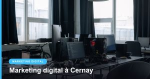 Bureau d'entreprise équipé de plusieurs postes informatiques devant de grandes fenêtres