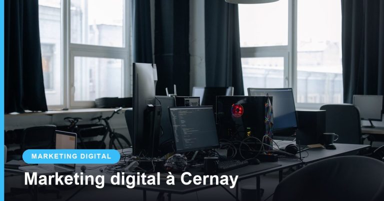 Bureau d'entreprise équipé de plusieurs postes informatiques devant de grandes fenêtres