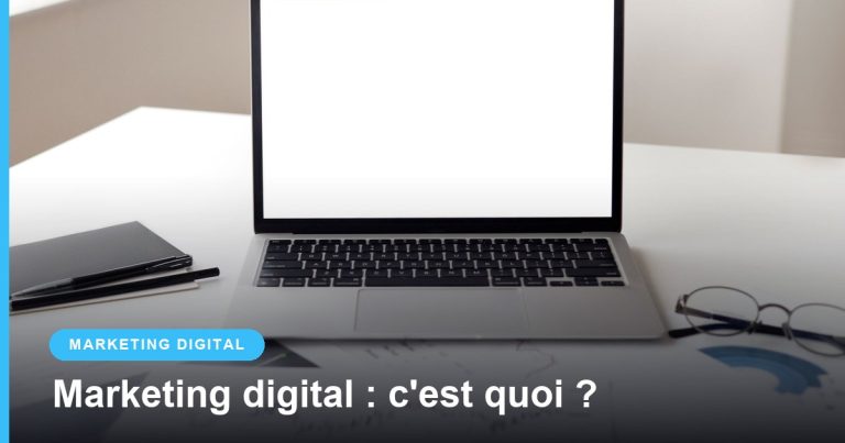 Ordinateur portable ouvert sur un bureau avec carnet et lunettes