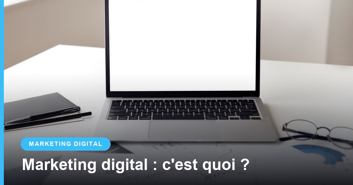 Ordinateur portable ouvert sur un bureau avec carnet et lunettes