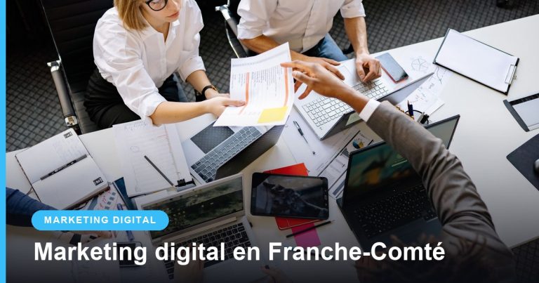 Équipe analysant des documents et des graphiques autour d'une table de travail