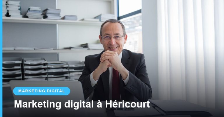 Dirigeant d'entreprise souriant à son bureau avec ordinateur portable et documents
