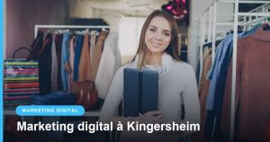 Commerçante souriante tenant une tablette dans sa boutique de vêtements