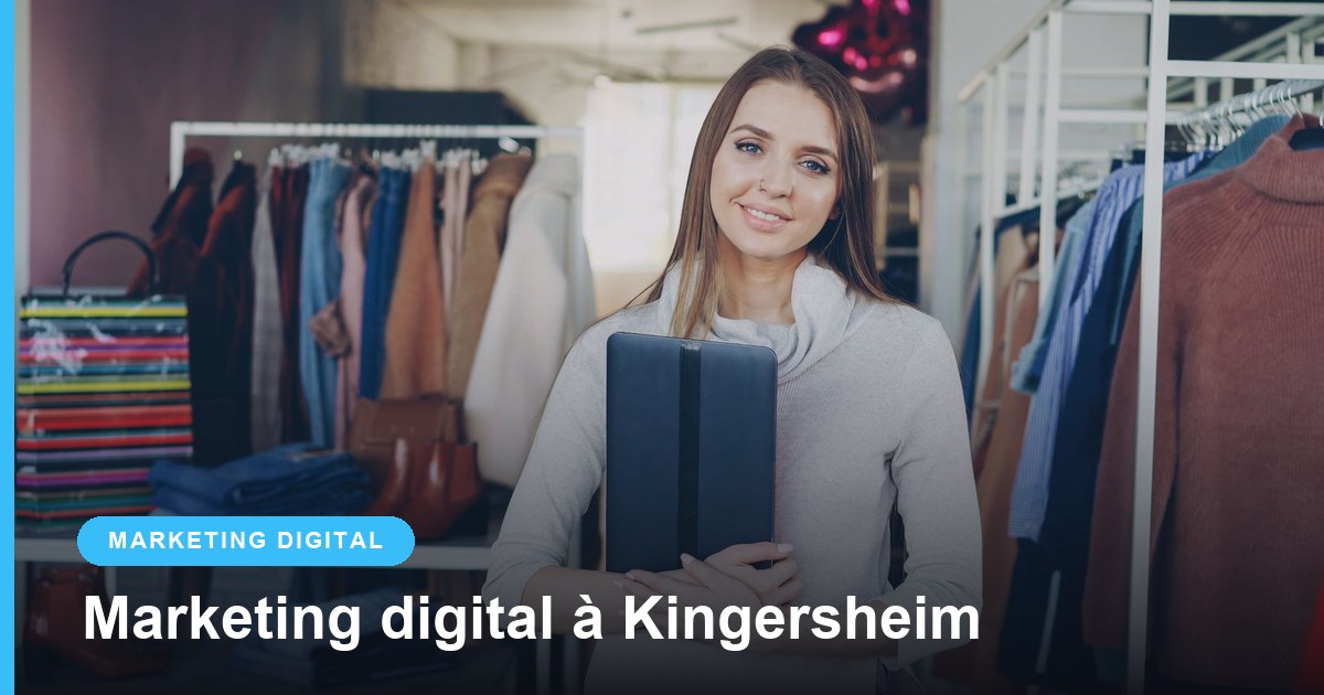 Commerçante souriante tenant une tablette dans sa boutique de vêtements