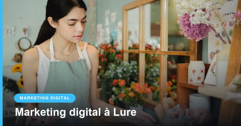 Fleuriste travaillant dans sa boutique entourée de fleurs