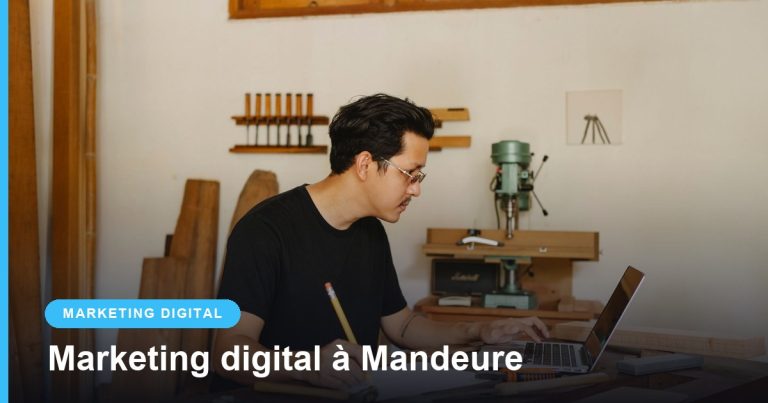 Menuisier concevant un projet sur ordinateur portable dans son atelier