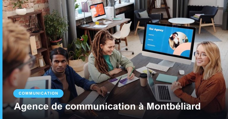 Équipe d'une agence de communication travaillant ensemble dans un bureau moderne