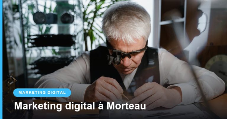 Horloger portant une loupe concentré sur la réparation d'une montre
