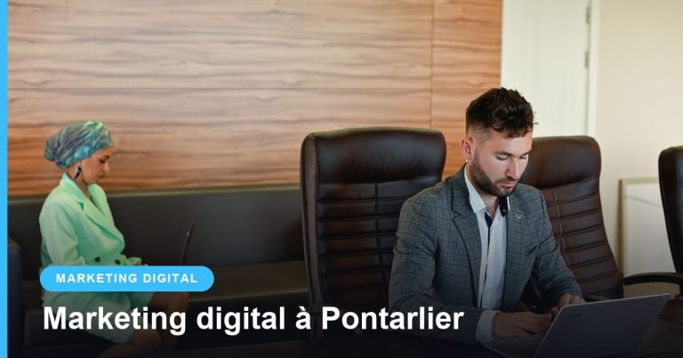 Professionnels travaillant sur ordinateurs portables dans un bureau moderne