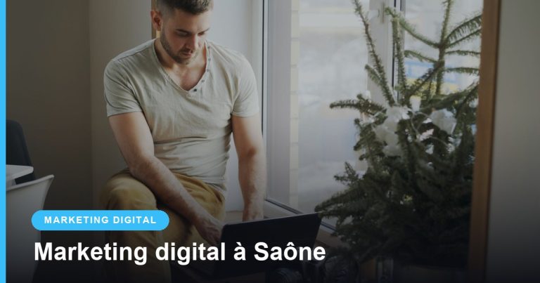 Homme travaillant sur un ordinateur portable près d'une fenêtre