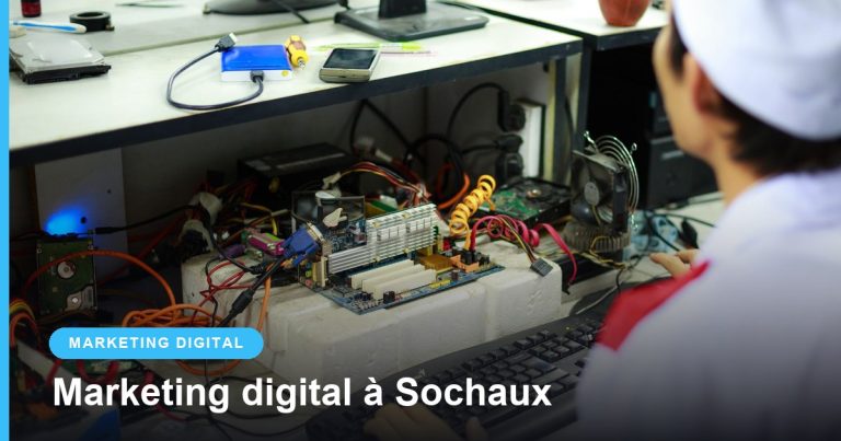 Technicien travaillant sur des cartes électroniques dans un atelier industriel
