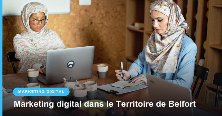 Deux entrepreneuses travaillant ensemble sur ordinateur portable autour d'un café