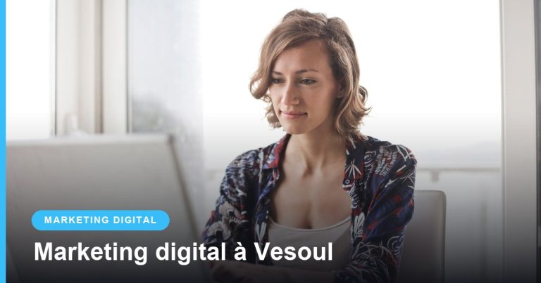 Femme travaillant sur un ordinateur portable dans un bureau lumineux