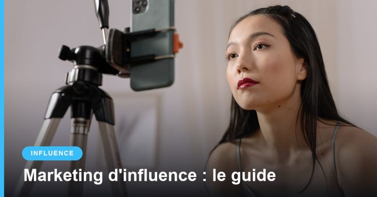 Créatrice de contenu se filmant avec un smartphone monté sur trépied
