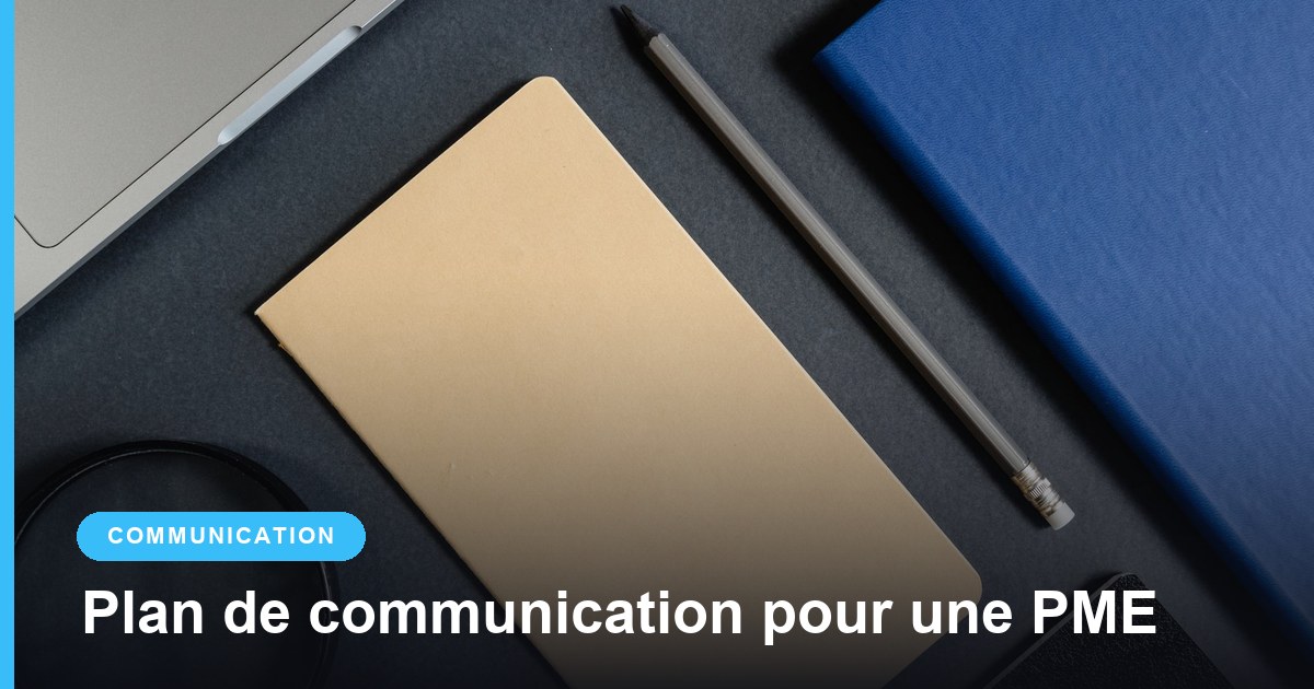 Carnet et fournitures de bureau pour préparer un plan de communication