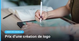 Graphiste dessinant un logo sur une tablette avec un stylet