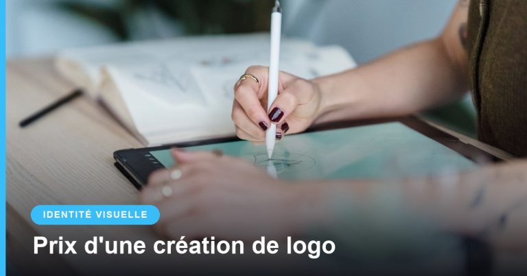 Graphiste dessinant un logo sur une tablette avec un stylet