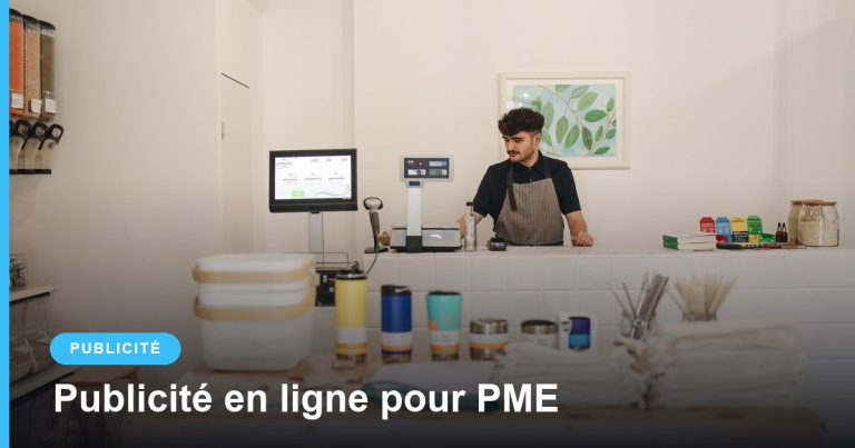 Commerçant derrière le comptoir de sa petite boutique avec un écran d’encaissement