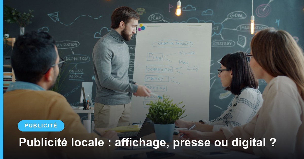 Équipe préparant une campagne de publicité autour d'un tableau