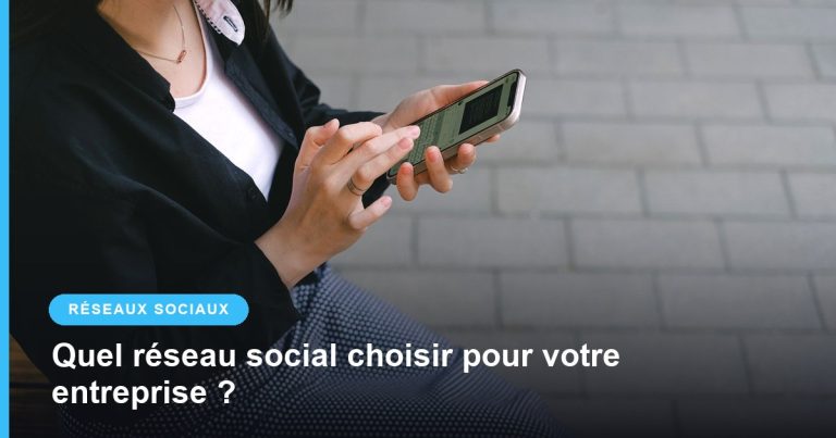 Femme consultant les réseaux sociaux sur son smartphone en ville