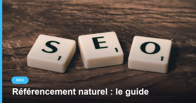 Lettres en bois formant le mot SEO sur une table