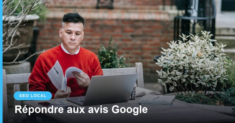 Gérant lisant des documents devant son ordinateur portable en terrasse