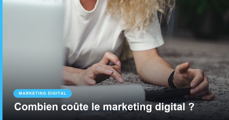 Femme calculant un budget avec une calculatrice sur son bureau