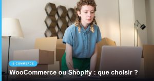 Entrepreneuse travaillant sur son ordinateur portable au milieu de cartons d'expédition