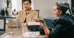Deux collègues en réunion de stratégie à un bureau