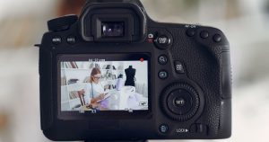 Caméra filmant une couturière dans son atelier pour une vidéo publicitaire
