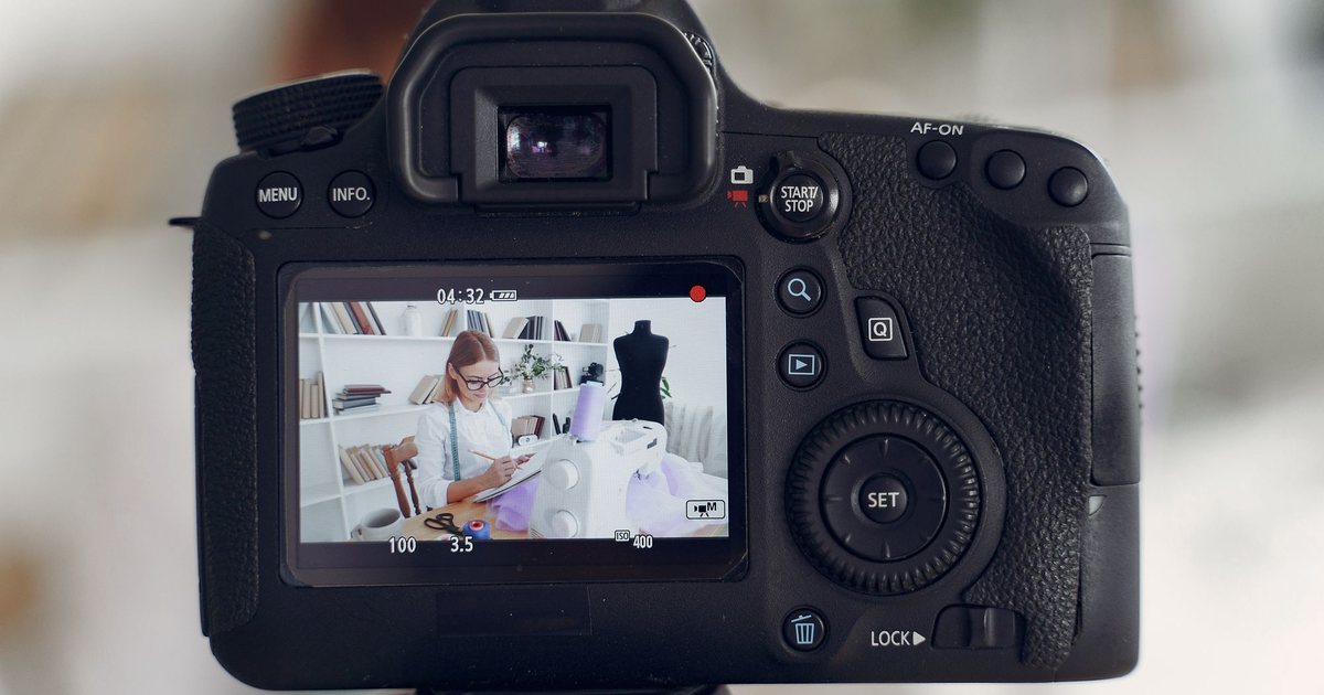 Caméra filmant une couturière dans son atelier pour une vidéo publicitaire