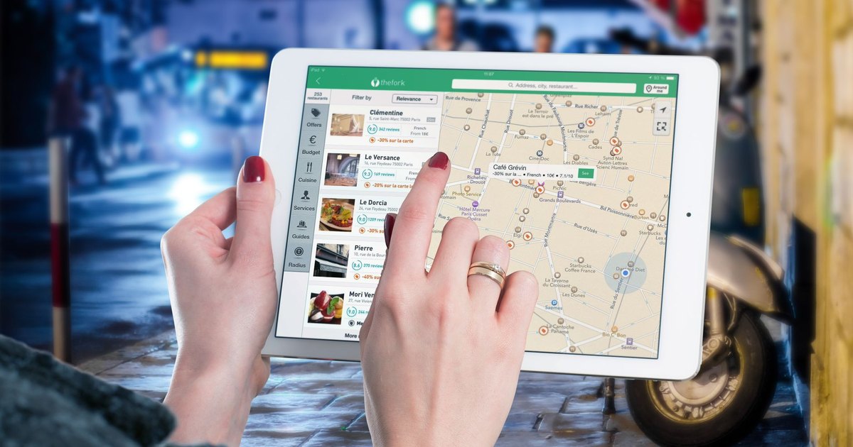 Recherche d'adresses locales sur une carte affichée sur une tablette
