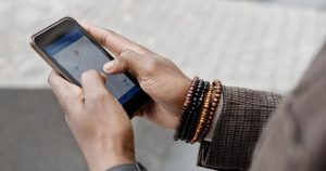 Mains utilisant une application de navigation sur smartphone