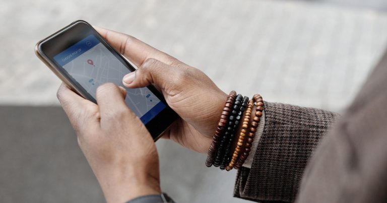 Mains utilisant une application de navigation sur smartphone