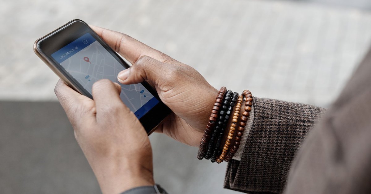 Mains utilisant une application de navigation sur smartphone