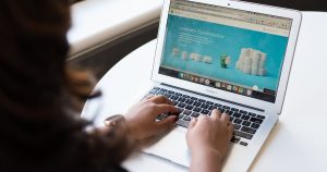Femme travaillant sur un ordinateur portable ouvert sur une page web
