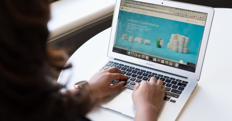 Femme travaillant sur un ordinateur portable ouvert sur une page web