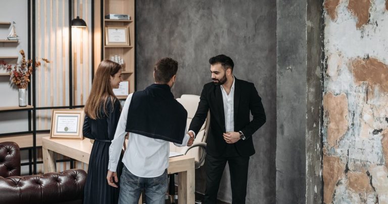 Professionnels se serrant la main dans un bureau moderne