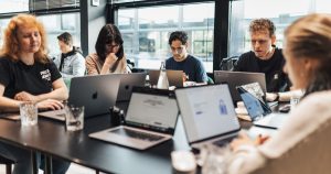 Équipe concentrée en séance de travail dans un bureau moderne