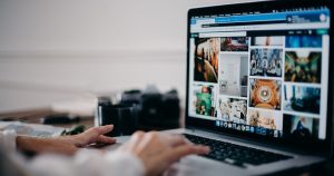 Mains sur un ordinateur portable affichant une page de résultats de recherche d'images