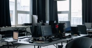 Bureau d'entreprise équipé de plusieurs postes informatiques devant de grandes fenêtres